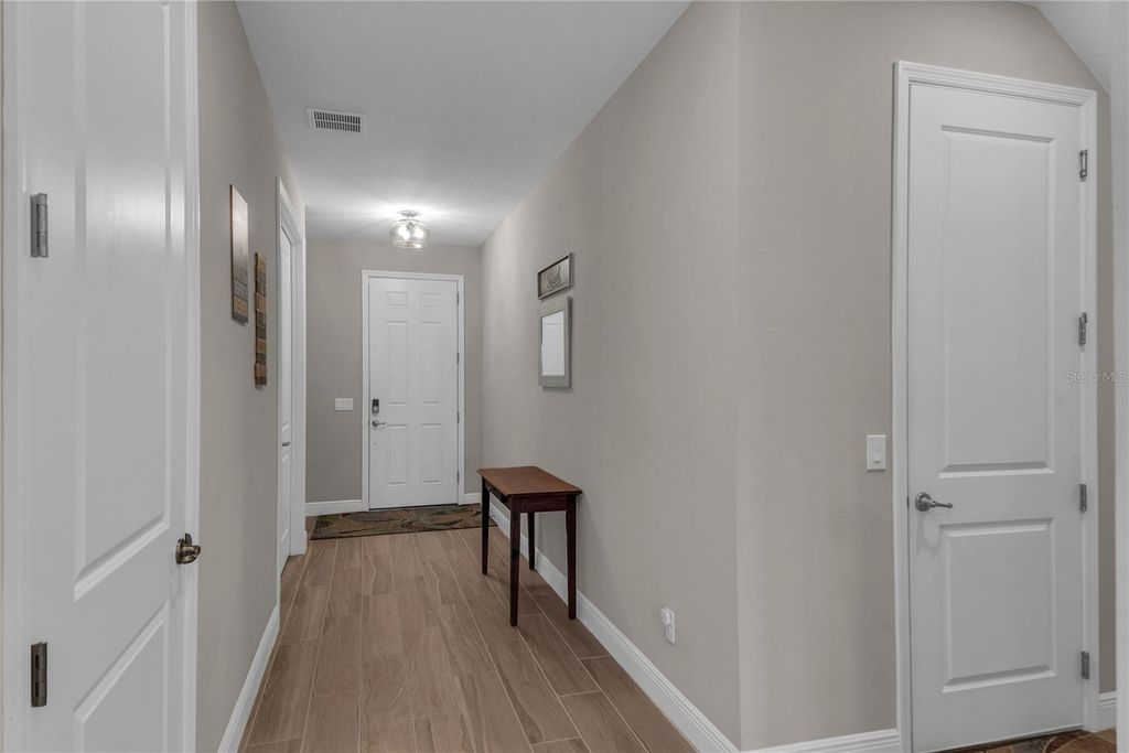 Image 5 of property listing at 2081 DERWENT DRIVE, Davenport, FL 33896