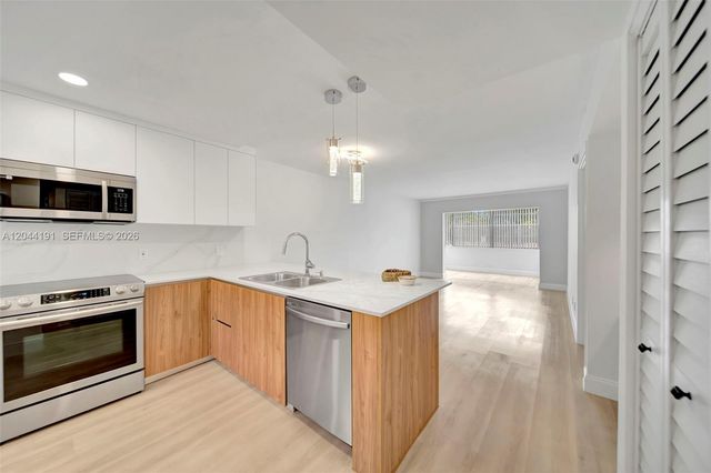 3100 Holiday Springs Boulevard 111, Margate, FL 33063