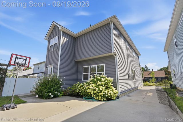 2405 Oakshire Avenue, Berkley, MI 48072