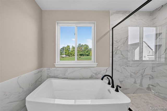 710 Marlayna Drive, Oxford, MI 48371