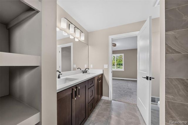 710 Marlayna Drive, Oxford, MI 48371