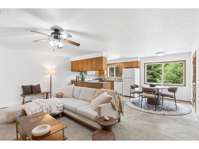 1175 OAK St, Silverton, OR 97381