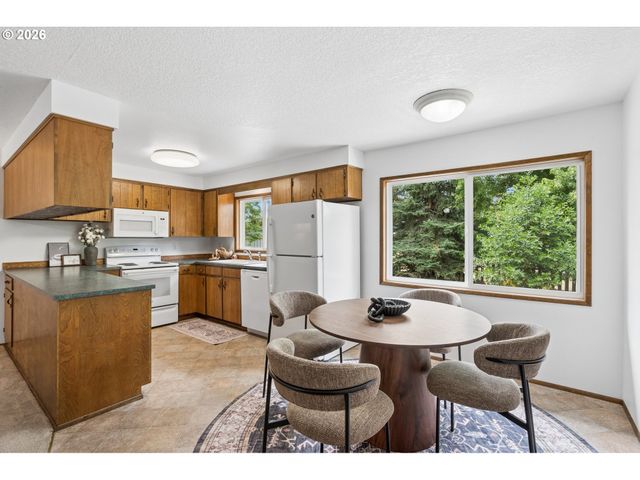 1175 OAK St, Silverton, OR 97381