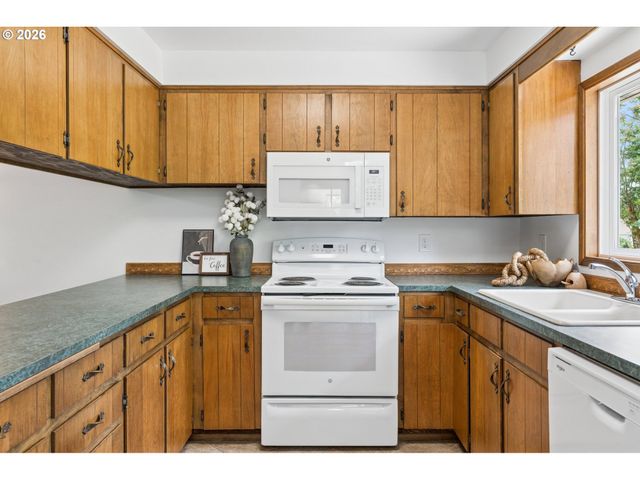 1175 OAK St, Silverton, OR 97381