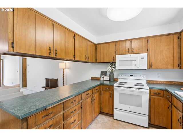 1175 OAK St, Silverton, OR 97381