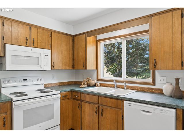 1175 OAK St, Silverton, OR 97381