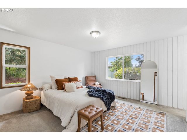 1175 OAK St, Silverton, OR 97381