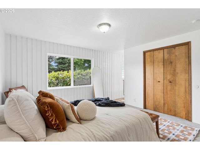 1175 OAK St, Silverton, OR 97381