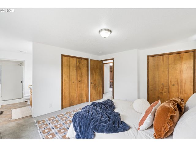 1175 OAK St, Silverton, OR 97381