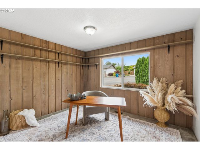 1175 OAK St, Silverton, OR 97381