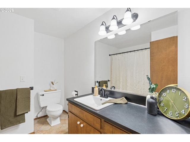 1175 OAK St, Silverton, OR 97381