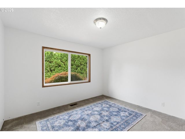 1175 OAK St, Silverton, OR 97381