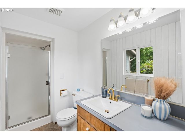 1175 OAK St, Silverton, OR 97381