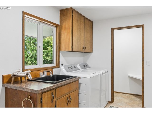 1175 OAK St, Silverton, OR 97381