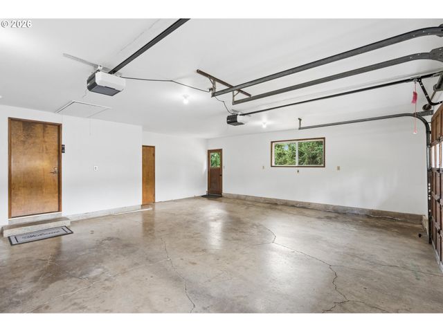 1175 OAK St, Silverton, OR 97381