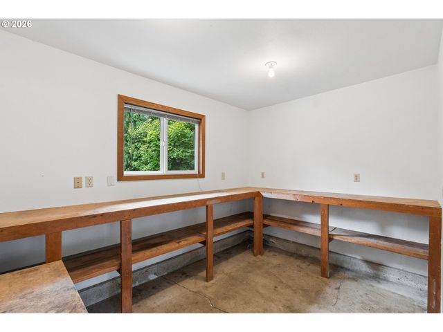 1175 OAK St, Silverton, OR 97381