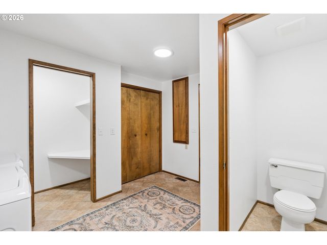 1175 OAK St, Silverton, OR 97381