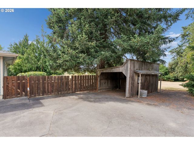 1175 OAK St, Silverton, OR 97381