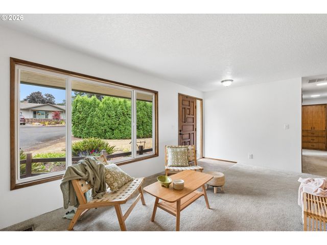 1175 OAK St, Silverton, OR 97381