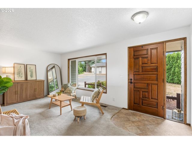 1175 OAK St, Silverton, OR 97381