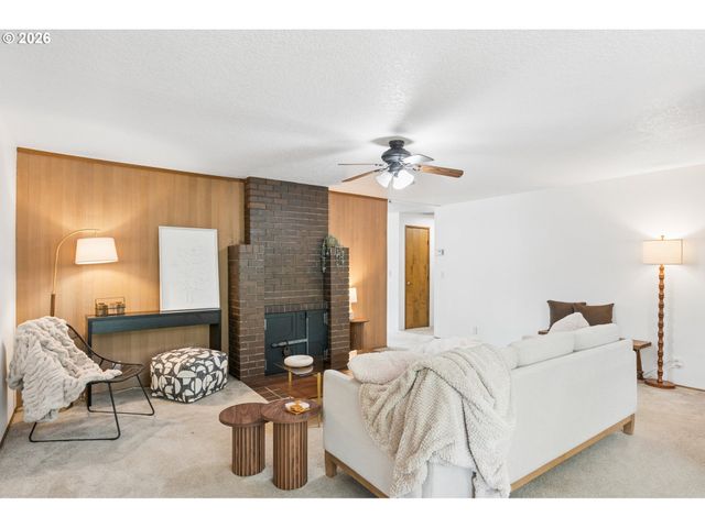1175 OAK St, Silverton, OR 97381