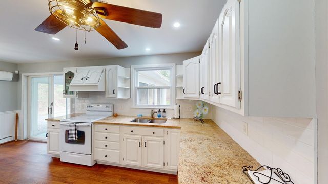 620 Ledge Rd, Seekonk, MA 02771