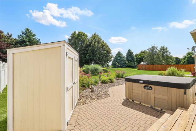 9366 Red Sunset Drive, West Des Moines, IA 50266