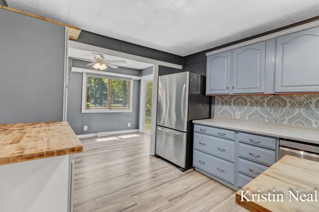 673 S Wolf Lake Road, Muskegon, MI 49442