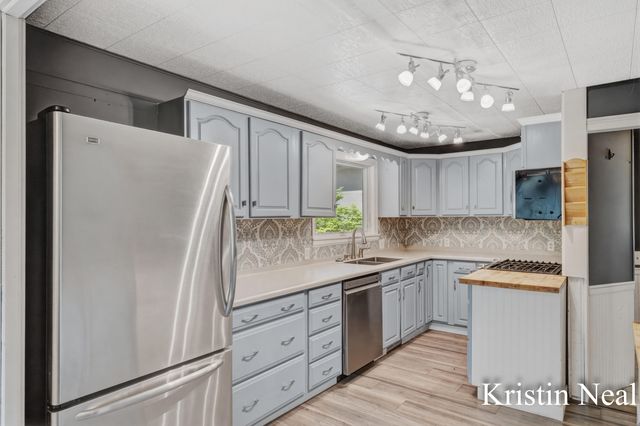 673 S Wolf Lake Road, Muskegon, MI 49442