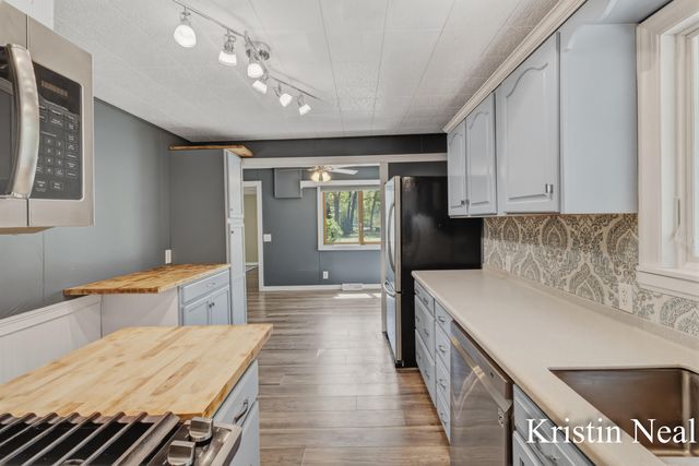 673 S Wolf Lake Road, Muskegon, MI 49442