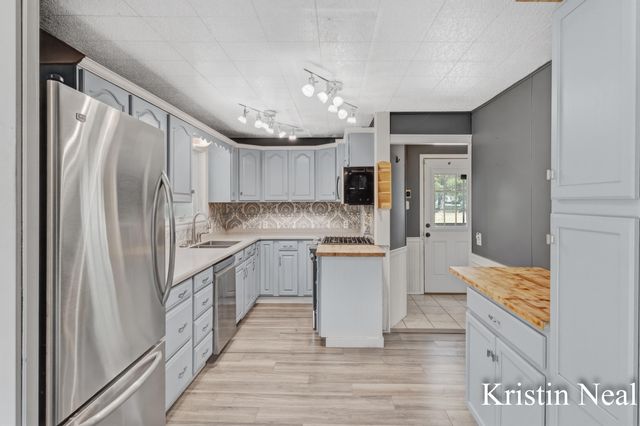 673 S Wolf Lake Road, Muskegon, MI 49442