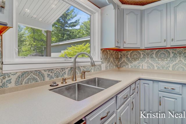 673 S Wolf Lake Road, Muskegon, MI 49442