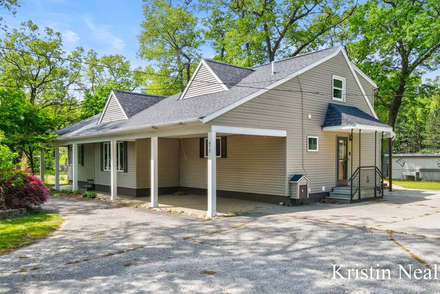 673 S Wolf Lake Road, Muskegon, MI 49442