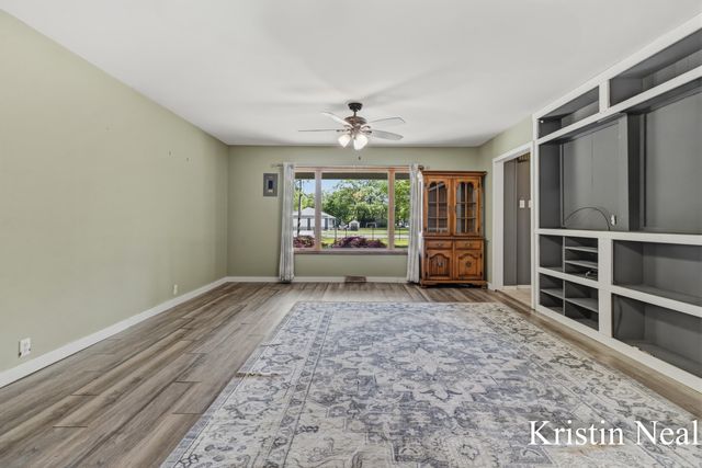673 S Wolf Lake Road, Muskegon, MI 49442