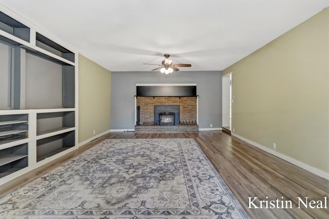 673 S Wolf Lake Road, Muskegon, MI 49442