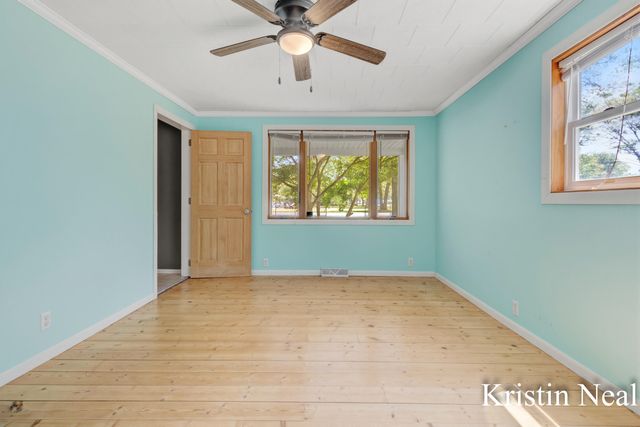 673 S Wolf Lake Road, Muskegon, MI 49442