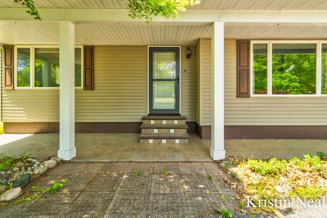 673 S Wolf Lake Road, Muskegon, MI 49442