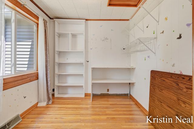 673 S Wolf Lake Road, Muskegon, MI 49442