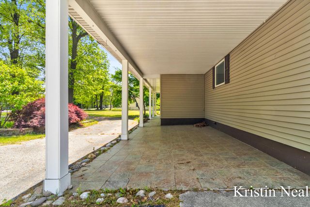 673 S Wolf Lake Road, Muskegon, MI 49442