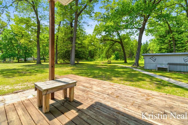 673 S Wolf Lake Road, Muskegon, MI 49442