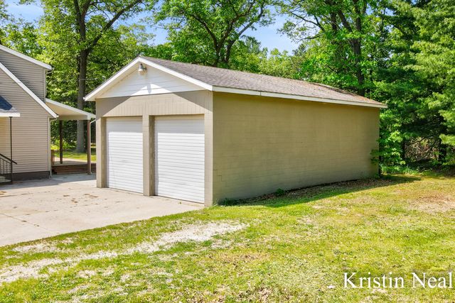 673 S Wolf Lake Road, Muskegon, MI 49442