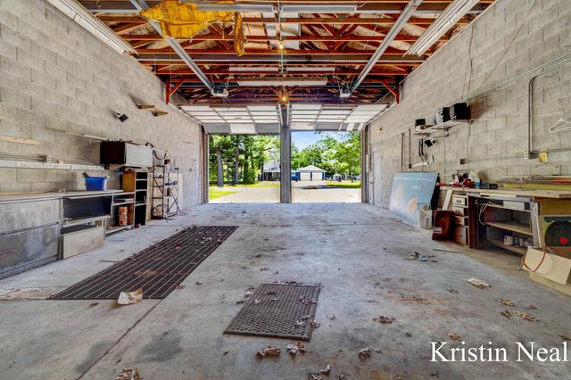 673 S Wolf Lake Road, Muskegon, MI 49442