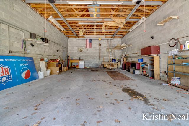 673 S Wolf Lake Road, Muskegon, MI 49442