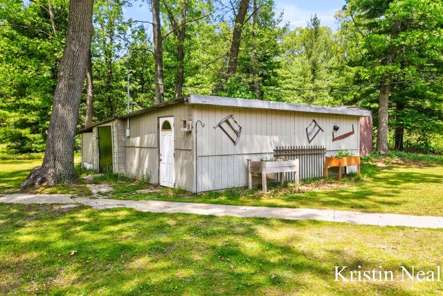 673 S Wolf Lake Road, Muskegon, MI 49442