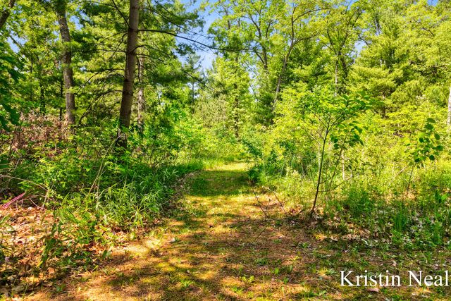 673 S Wolf Lake Road, Muskegon, MI 49442