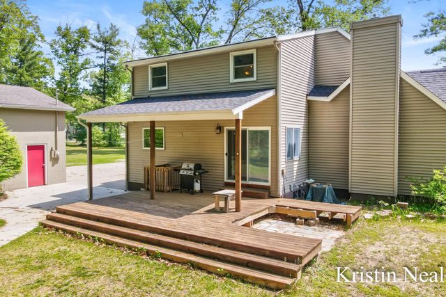 673 S Wolf Lake Road, Muskegon, MI 49442