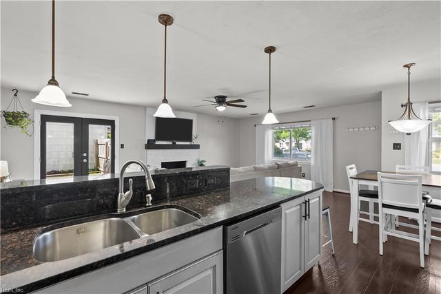 3833 Sunstream PW, Virginia Beach, VA 23456