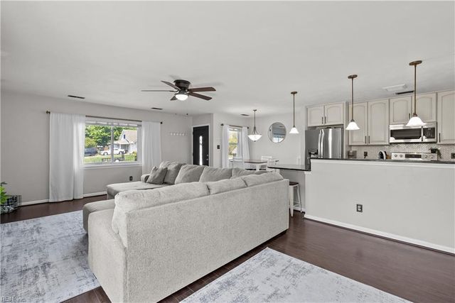 3833 Sunstream PW, Virginia Beach, VA 23456