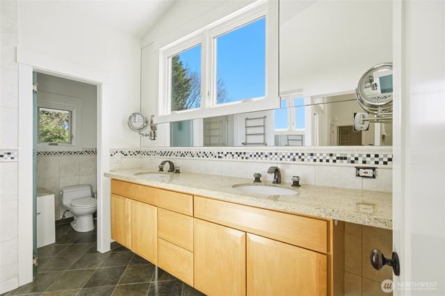 8449 W Mercer Way, Mercer Island, WA 98040