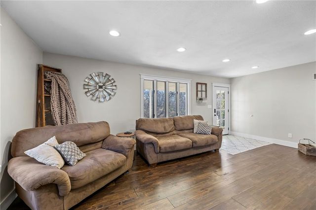 20065 McLouth Road, Tonganoxie, KS 66086